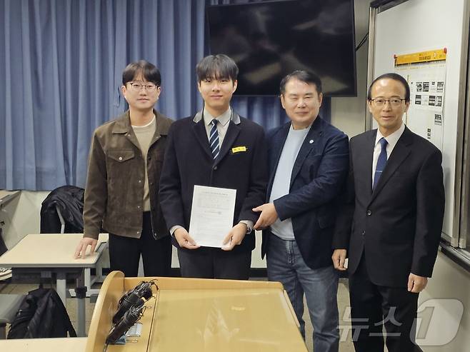 이정선 광주교육감이 5일 오전 서석고에서 광주 수능 만점자 최장우군에 성적통지표를 전달하고 있다. 2025.12.5/뉴스1 ⓒ News1 서충섭 기자