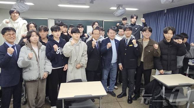 2026학년도 수능에서 만점자를 배출한 광주 서석고에서 이정선 광주교육감과 만점자 최장우군이 교실에서 학생들과 만세를 외치고 있다. 2025.12.5/뉴스1 ⓒ News1 서충섭 기자