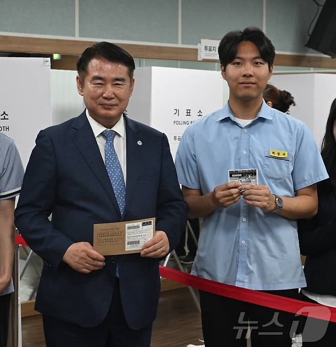 최장우 광주고등의회 의장이 5월 29일 화정2동 행정복지센터에 마련된 대통령 선거 투표소에서 생애 첫 투표를 하고 이정선 광주교육감과 인증샷을 찍고 있다. 2025.12.4/뉴스1