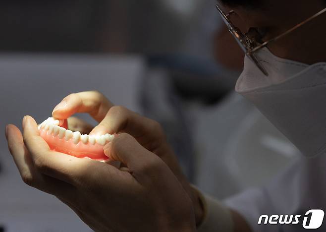 서울의 한 치과대학에서 열린 치과의사 국가 실기시험에서 응시생들이 시험 준비를 하고 있다. (사진은 기사 내용과 무관함) 2021.9.4/뉴스1 ⓒ News1 이재명 기자