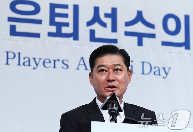5일 서울 강남구 리베라호텔에서 열린 한국프로야구 은퇴선수의 날 행사에서 한국프로야구은퇴선수협회 5대 회장에 취임한 이종범 전 코치가 소감을 밝히고 있다. ⓒ News1 오대일 기자