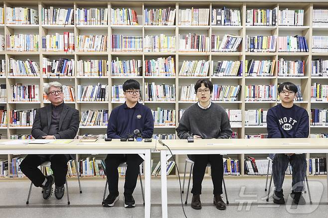 5일 오전 서울 광진구 광남고등학교에서 2026학년도 대학수학능력시험 수능 만점자 관련 언론 인터뷰를 진행하고 있다. 왼쪽부터 최재일 광남고 교장, 왕정건 학생, 고무성 광남고 담임교사, 서장협 졸업생. (공동취재) 2025.12.5/뉴스1 ⓒ News1 오대일 기자