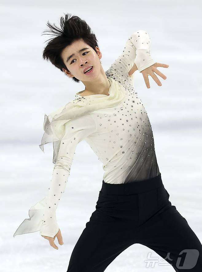 서민규(경신고등학교)가 30일 서울 양천구 목동아이스링크에서 열린 2025 KB금융 전국남녀 피겨스케이팅 회장배 랭킹대회 남자 싱글 프리 프로그램 연기를 펼치고 있다. 2025.11.30/뉴스1 ⓒ News1 김진환 기자