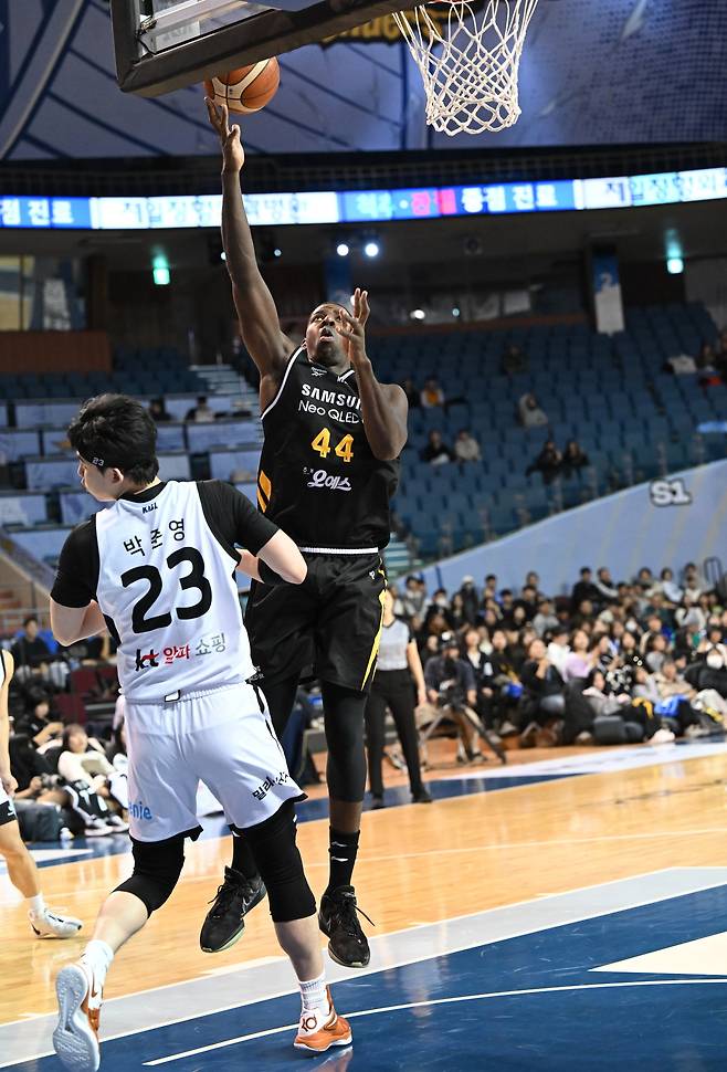 프로농구 삼성 니콜슨이 5일 KT와 경기에서 슛을 쏘고 있다.(KBL 제공)