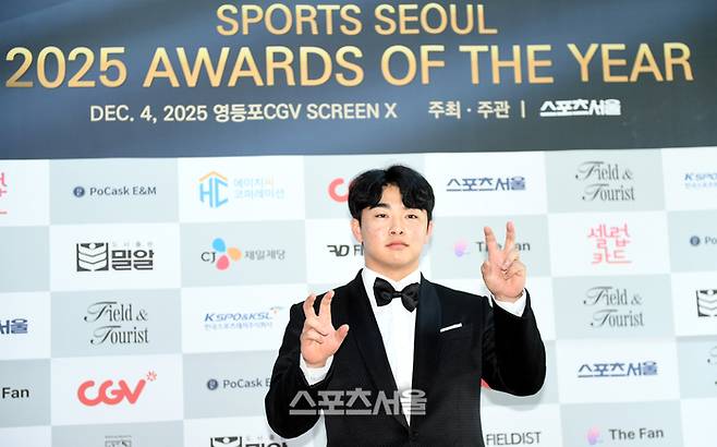 한화 문현빈이 4일 서울 영등포 타임스퀘어 CGV 영등포 스크린X관에서 열린 ‘제39회 스포츠서울 올해의 상’ 포토월에서 포즈를 취하고 있다. 영등포 | 최승섭기자 thunder@sportsseoul.com