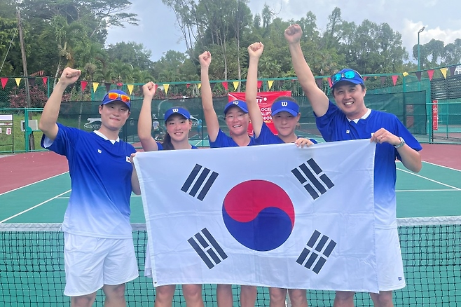 ATP 상하이 마스터스 대회 장소에서 유소년 대표팀과 동계 훈련을 치르는 임규태 감독.&nbsp;