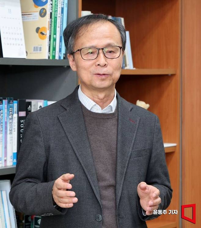 김용석 가천대 석좌교수가 아시아경제와 인터뷰를 하고 있다. 윤동주 기자