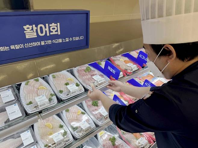 대형마트 휴무일? 이마트·롯데마트·홈플러스·코스트코 ‘방어철 할인’ = 이마트·롯데마트·홈플러스·코스트코 등 대형마트가 이번 주는 각사별 특색있는 할인행사에 돌입한다. 특히, 이마트는 &nbsp;‘고래잇페스타’ 2주차를, 롯데마트는 먹거리·장난감 등 ‘통큰할인’ 을, 홈플러스는 'CRAZY 4일 특가'로 가성비 수요 공략에 마지막 승부수를 띄우고 있다. ©사진=이마트: 대형마트 휴무일? 이마트·롯데마트·홈플러스‧코스트코 등 마트 휴일, 쉬는날