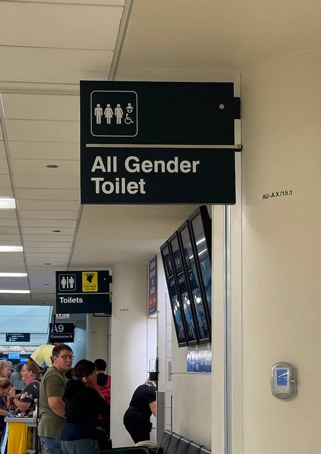 미국 일리노이주 시카고 미드웨이 국제공항 내 남성과 여성, 트랜스젠더 등 성별 정체성과 관계 없이 모두가 사용 가능한 공용 화장실의 모습. /박국희 특파원
