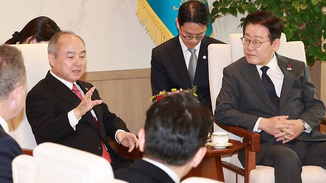 이재명 대통령이 5일 용산 대통령실에서 손정의 소프트뱅크그룹 회장과 면담하고 있다./뉴시스
