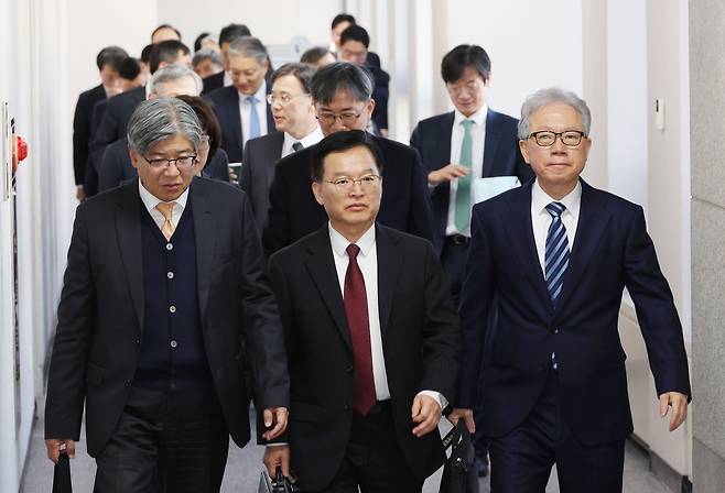 5일 전국법원장회의가 열린 서울 서초구 대법원에서 법원장들이 회의장을 향하고 있다./박성원 기자