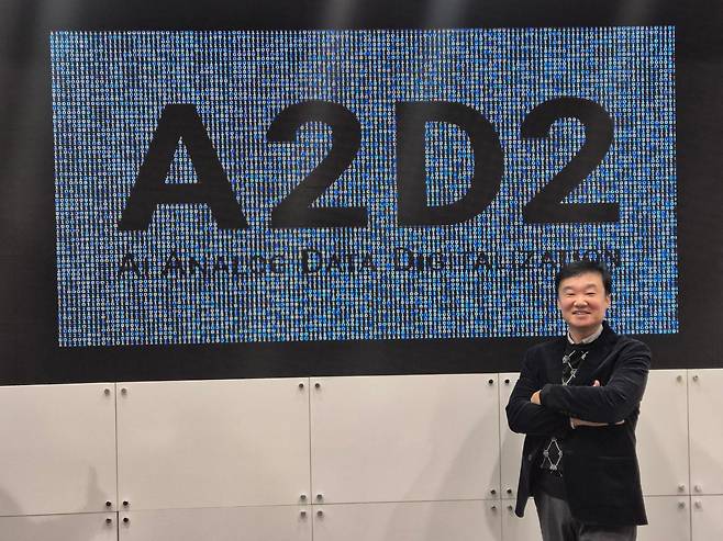 윤경림 전 KT 사장이 3일 서울 양재 aT센터에서 열린 ‘2025 대한민국 법률산업 박람회’에 참가해 포즈를 취하고 있다./에이투디투