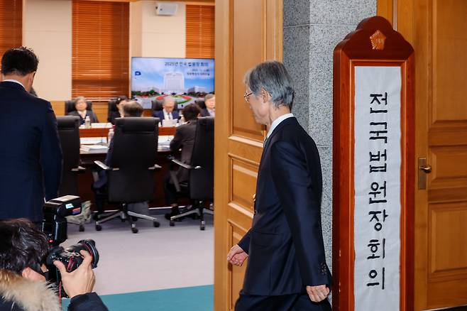 조희대 대법원장이 5일 오후 서울 서초구 대법원에서 열린 전국법원장회의에 참석하고 있다. /뉴스1