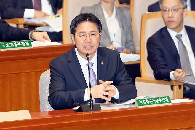 강형석 농림축산식품부 차관이 11월 10일 서울 여의도 국회에서 열린 제429회국회(정기회) 예산결산특별위원회 제5차 전체회의에 출석해 의원 질의에 답변하고 있다. /뉴스1