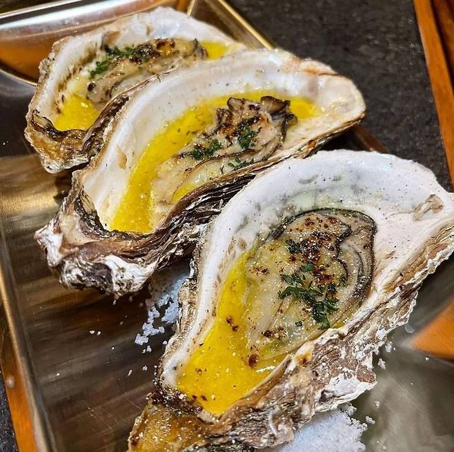 더즌 오이스터 한남 내부와 대표 메뉴인 그릴드 오이스터. 네이버지도 더즌 오이스터 한남 업체 등록 사진