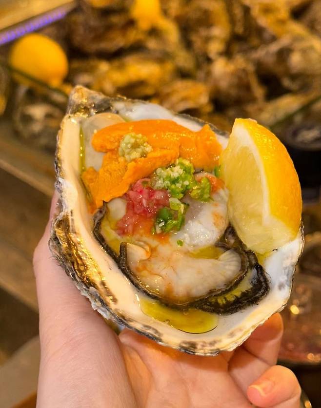 oyoyoy 내부와 대표 메뉴인 스페셜 세트. 네이버지도 oyoyoy 업체 등록 사진