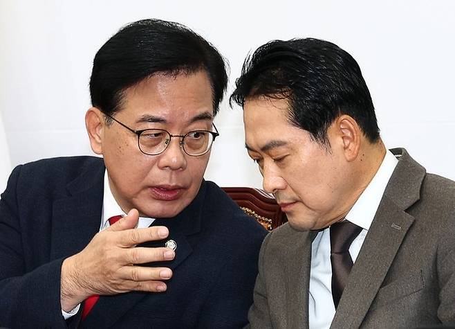 장동혁 국민의힘 대표(오른쪽)와 송언석 원내대표가 4일 오전 국회에서 열린 최고위원회의에서 대화하고 있다. ⓒ뉴시스