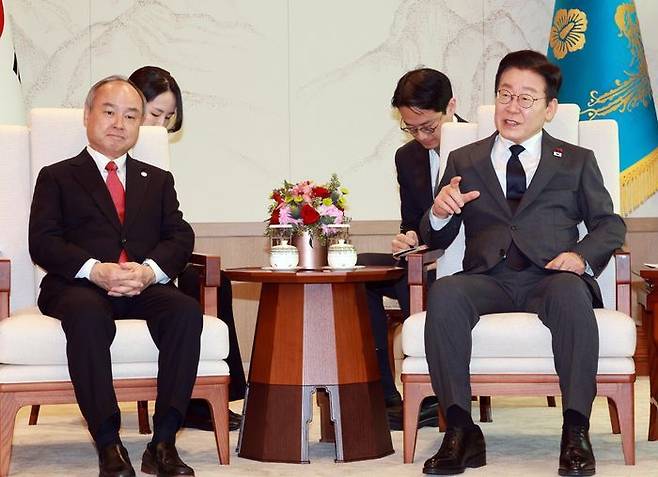 이재명 대통령이 5일 용산 대통령실에서 손정의 소프트뱅크그룹 회장과 면담하고 있다. ⓒ연합뉴스