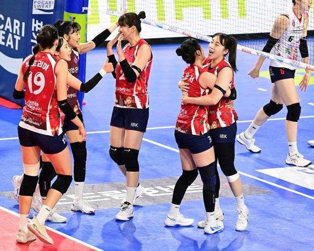 지난해 12월 27일 이후 343일 만에 3연승에 성공한 IBK기업은행 선수단. 한국배구연맹(KOVO) 제공