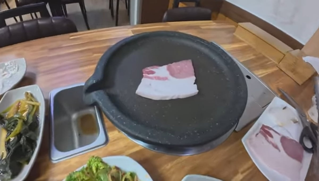 여행 유튜버 ‘꾸준’이 울릉도 여행에서 주문한 삼겹살을 유튜브 영상에 올렸다. 영상 캡쳐