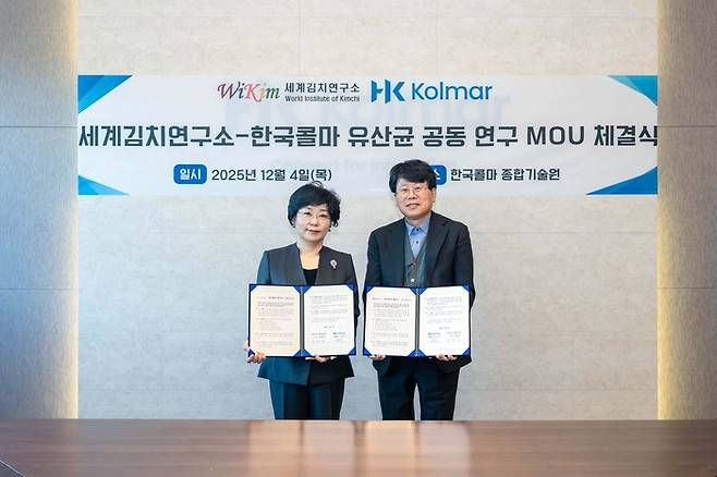 장해춘 세계김치연구소 소장(왼쪽)이 한국콜마 관계자와 김치 유래 유산균 자원의 연구개발 및 산업적 활용 확대를 위한 업무협약을 체결했다.