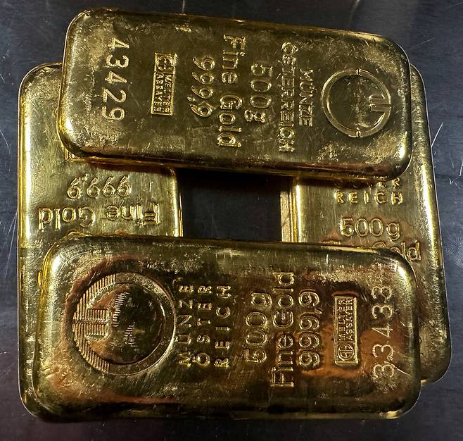 달러가 기축통화 지위를 잃는다 해도 금은 보관이 어렵고 이자가 발생하지 않아 기축통화를 대체할 수는 없다. REUTERS