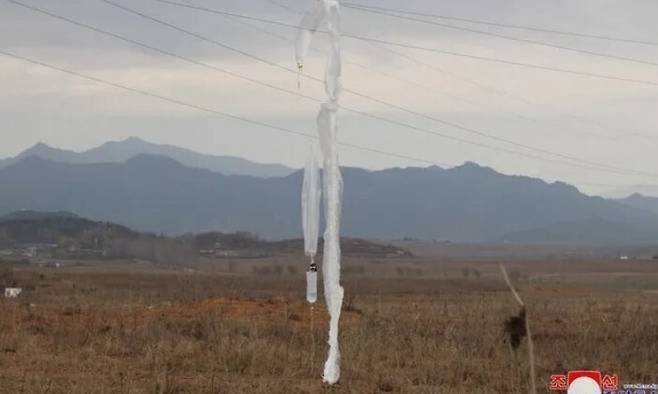 김여정 노동당 중앙위 부부장이 지난해 11월17일 담화를 발표하여 지난 16일 북한 국경부근과 종심지역에 각종 정치선동 삐라와 물건들이 떨어졌다며 공개한 대북전단 풍선이 전선에 걸려 있는 사진. 당시 김여정 부부장은 담화에서 “인내심에도 한계가 있는 법이다. 가장 혐오스러운 잡종개새끼들에 대한 우리 인민의 분노는 하늘끝에 닿았다”면서 “대가를 치르게 될 것”이라고 했다. 조선중앙통신 연합뉴스