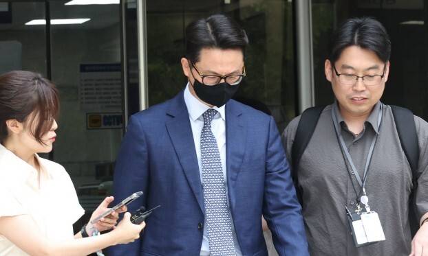 윤영호 통일교 전 세계본부장이 지난 7월30일 영장실질심사를 마치고 서울중앙지법을 나오고 있다. 윤운식 선임기자 yws@hani.co.kr