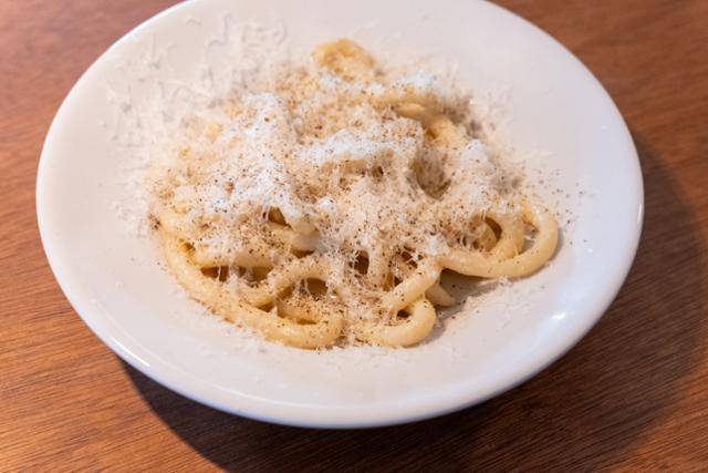서울 중구의 이탈리아 음식점 주께로의 피치 카치오 에 페페(Pici cacio e pepe). 지리산 토종 우리밀로 만든 피치 생면에 페코리노 치즈와 후추로만 맛을 낸 이탈리아식 파스타다.