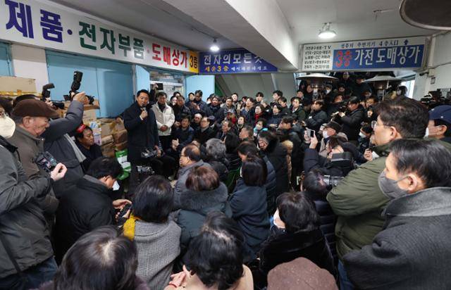 오세훈 서울시장이 4일 서울 종로구 세운재정비 촉진지구를 방문, 주민들과 간담회를 하고 있다. 연합뉴스