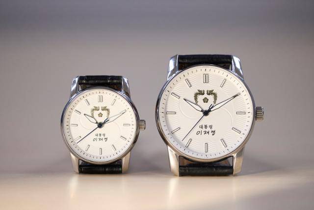 대통령실이 5일 공개한 이재명 정부의 '대통령 손목시계'. 왼쪽이 여성용, 오른쪽이 남성용이다. 대통령실 제공