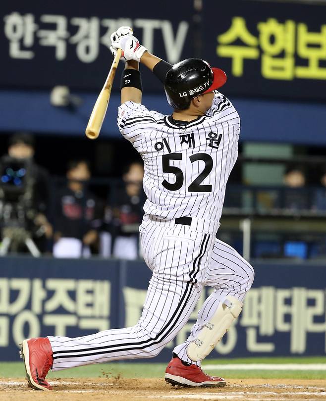 2023 KBO리그 kt 위즈와 LG 트윈스의 경기가 16일 오후 잠실야구장에서 열렸다. LG 이재원이 경기 중 홈런을 날리고 있다. 잠실=정시종 기자 capa@edaily.co.kr /2023.05.16.