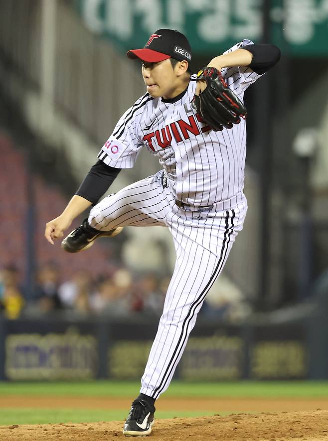 2025 KB0리그 프로야구 LG트윈스와 NC다이노스의 경기가 23일 오후 서울 잠실야구장에서 열렸다. 7회초 박명근이 구원 등판해 피칭을 하고 있다. 잠실=김민규 기자 mgkim1@edaily.co.kr /2025.04.23/