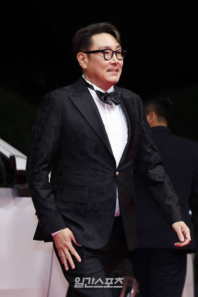 배우 조진웅이 2일 오후 부산 해운대구 영화의 전당에서 열린 제29회 부산국제영화제 레드카펫 행사에 참석하고 있다. 부산=서병수 기자 qudtn@edaily.co.kr /2024.10.02/