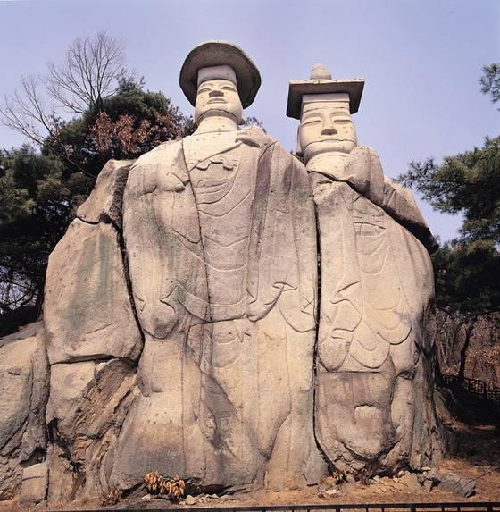 경기도 파주시 용미리 마애불입상. 고려 선종이 불공을 드리고 아들 한산후를 낳았다는 전설이 있다. 이자의가 한산후를 왕으로 세우려고 반란을 모의하다 처형됐다. [사진 국가유산청]