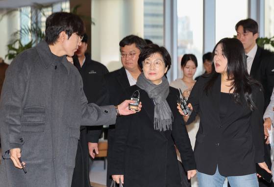 김기현 국민의힘 의원 부인 이모씨가 5일 민중기 특별검사팀에 피의자 신분으로 소환되고 있다. 이씨는 2023년 김 의원이 당 대표에 당선된 직후 김건희 여사에게 로저비비에 손가방을 제공한 혐의를 받고 있다. 연합뉴스