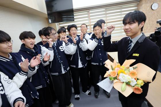 2026학년도 수능 성적표 배부일인 5일 광주 서구 화정동 서석고등학교에서 만점자 재학생 최장우군이 학생회 후배들로부터 수능 만점 축하를 받고 있다. 연합뉴스