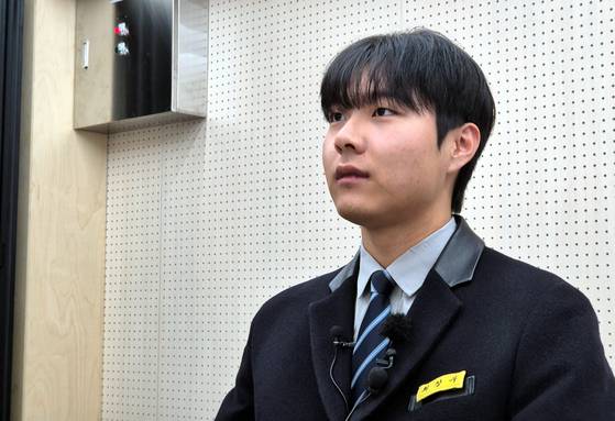 2026학년도 수능 성적표 배부일인 5일 오전 광주 서구 서석고등학교에서 수능 만점자 재학생 최장우군이 취재진 질의에 답하고 있다. 황희규 기자