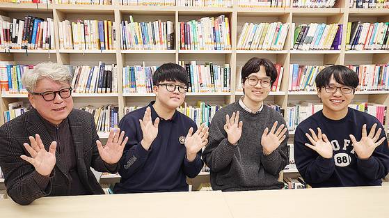 2026학년도 대학수학능력시험 만점을 받은 왕정건(18·왼쪽 둘째)군이 5일 오전 서울 광진구 광남고 도서관에서 기념사진을 찍고 있다. 왼쪽부터 최재일 광남고 교장, 왕군, 고무성 담임 교사, 광남고 출신 전년도 수능 만점자 서장협씨. 김종호 기자
