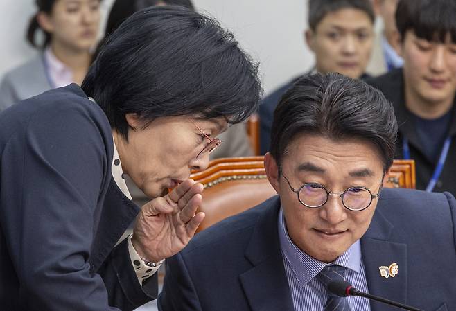 더불어민주당 언론개혁특별위원회 최민희 위원장과 노종면 의원이 10월20일 국회에서 열린 언론개혁특위 허위 조작정보 근절안 발표에서 대화하고 있다. 두 의원은 ‘허위조작정보’ 근절을 명분으로 한 정보통신망법·언론중재법 개정안을 10~11월 잇따라 대표 발의했다. /연합뉴스