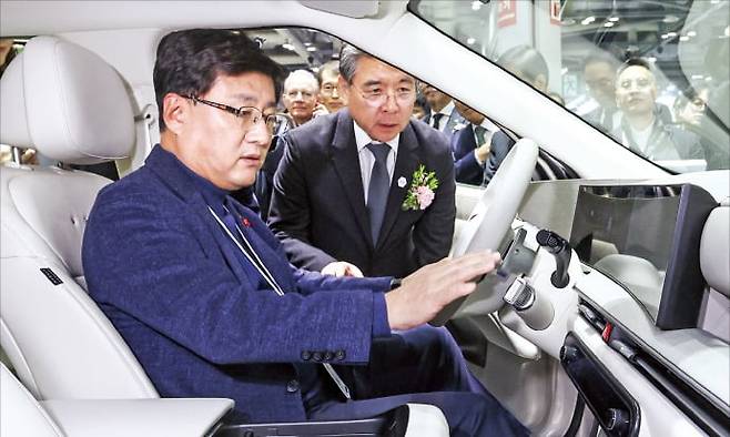 김성환 기후에너지환경부 장관(왼쪽)과 장재훈 현대자동차그룹 부회장이 4일 경기 고양 킨텍스에서 열린 ‘월드하이드로젠엑스포 2025’에서 현대차 수소전기차 ‘디 올 뉴 넥쏘’를 살펴보고 있다.  /임형택 기자