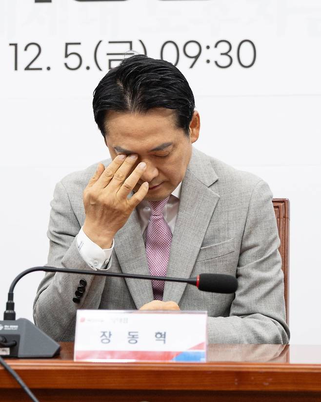장동혁 국민의힘 대표가 5일 서울 여의도 국회에서 열린 '혼용무도' 이재명정권 6개월 국정평가 회의에서 눈가를 만지고 있다. /사진=뉴스1