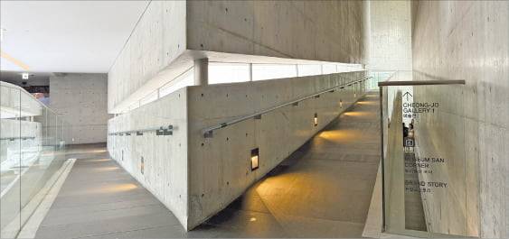 뮤지엄산의 내부 통로 모습. 긴장감을 불러일으키는 다양한 요소들이 적용되었다.