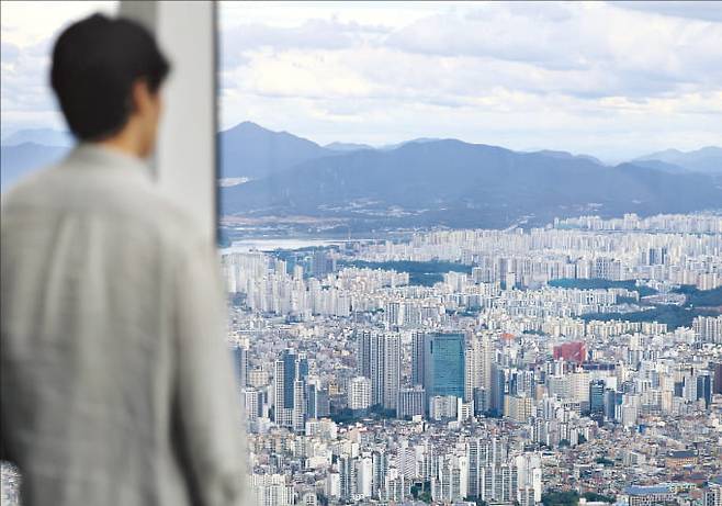 서울 롯데월드타워에서 바라본 아파트 단지.  뉴스1