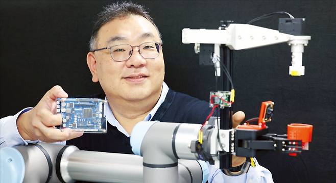 김성재 서울대 소프트파운드리연구소장이 화학·바이오 실험을 자동화하는 로봇팔에 대해 설명하고 있다. 소프트파운드리에서 소프트는 바이오 물질, 유기 소자 등 촉촉하고 습윤성을 지닌 모든 재료와 소자를 말한다. 이솔 기자