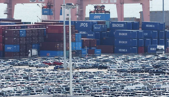경기도 평택항에 수출 대기 중인 자동차 뒤로 컨테이너가 쌓여 있다. 연합뉴스