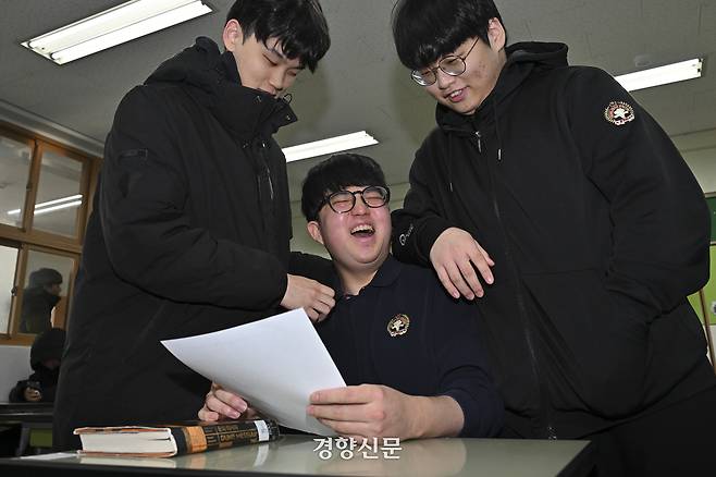 2026학년도 대학수학능력시험 성적표 배부일인 5일 오전 서울 광진구 광남고등학교에서 ‘수능 만점자’ 왕정건 학생이 친구들로부터 축하를 받고 있다. 2025.12.05 이준헌 기자