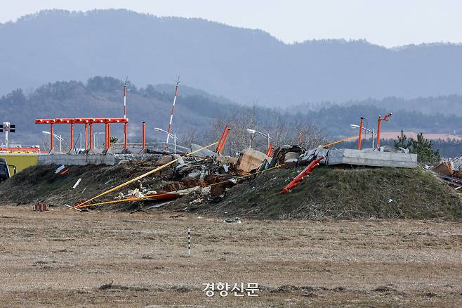 전남 무안공항 사고현장에 반파된 ‘둔덕’  모습. 무안공항 활주로 종단에서 280m가량 떨어진 둔덕은 2~3m 높이로 안에 30~40cm가량의 콘크리트 구조물이 심어져 있다. 이 둔덕은 이번 참사 피해를 키운 원인중의 하나로 지목받고 있다.  이준헌 기자
