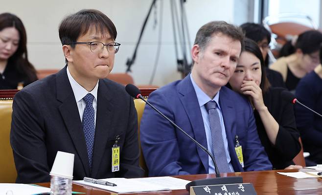 Coupang CEO Park Dae-jun (left) listens with a tense expression as lawmakers question him about the company’s massive data leak during a full session of the National Assembly’s Science, ICT and Broadcasting Committee on Feb. 2. Second from right is Coupang CISO Brett Matthes. [LIM HYUN-DONG]