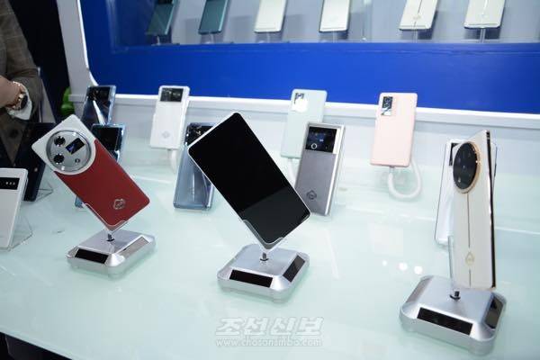 Jindallae 12 smartphones are seen during a technology fair in Pyongyang on May 27. [YONHAP]